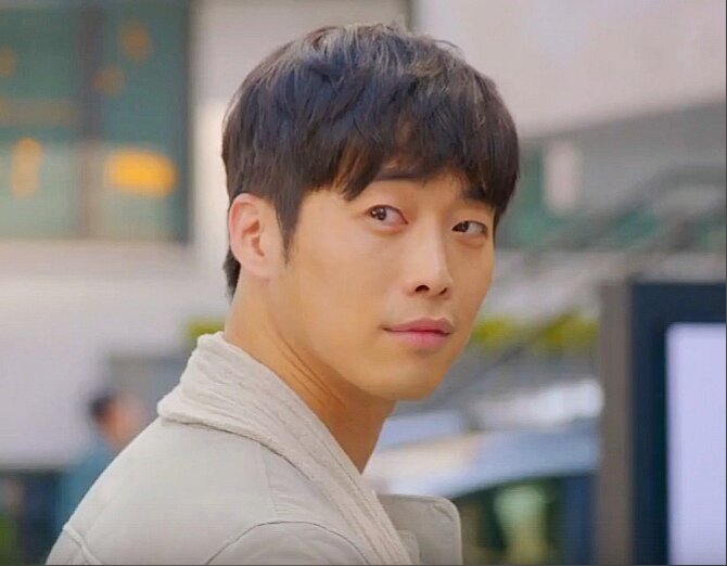 Кадр из сериала " Отец, я позабочусь о тебе/ Father, I'll take care of you ". Ким Дживон в роли ЛиХёну( Девида Ли) 