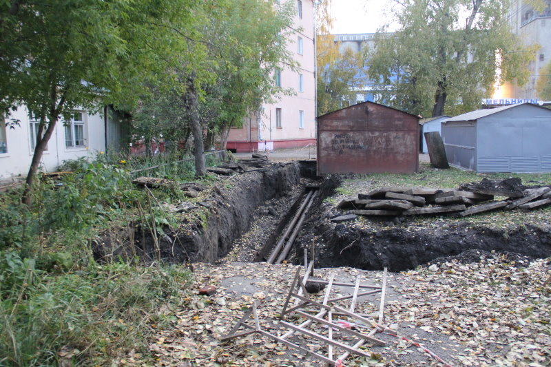 Раскопка у жилого дома по ул. Мельничной, 71