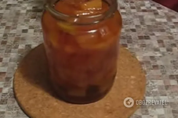 Разливаем варенье по банкам