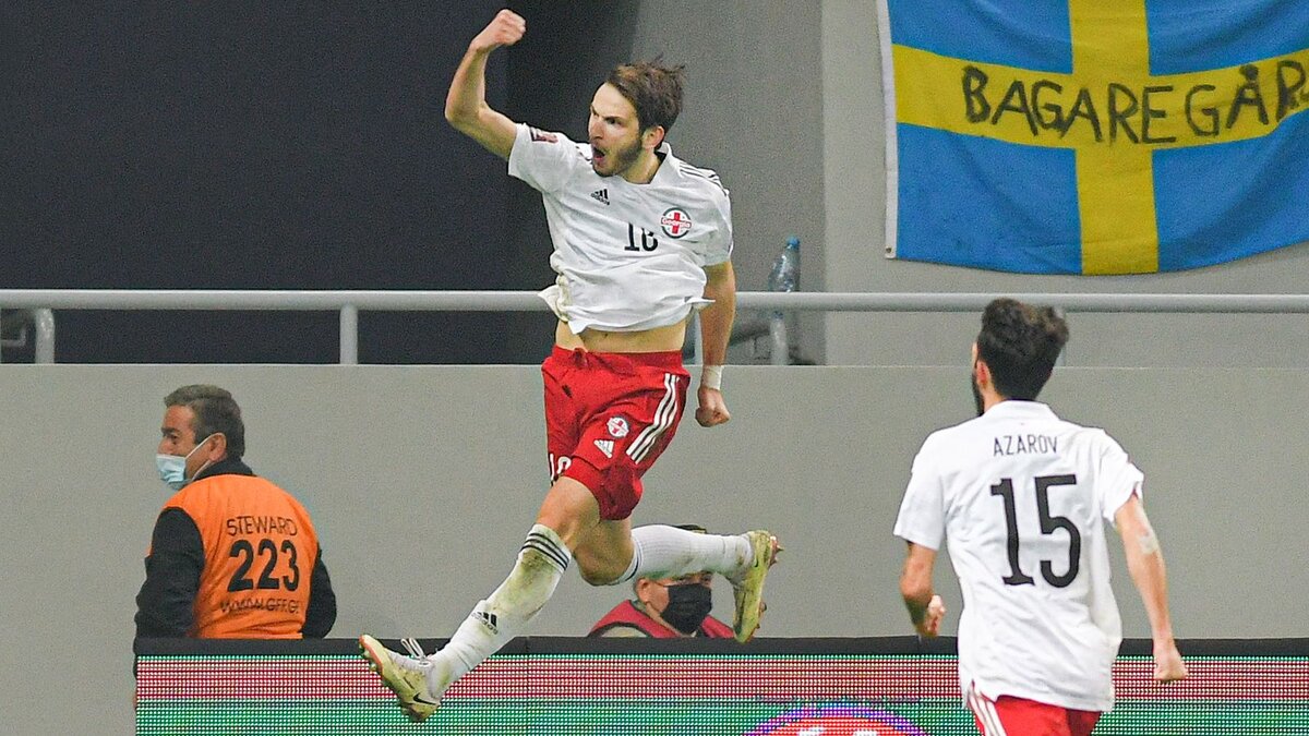 Грузия - Швеция. Хвича Кварацхелия празднует победный гол. Источник фото: sport24.ru