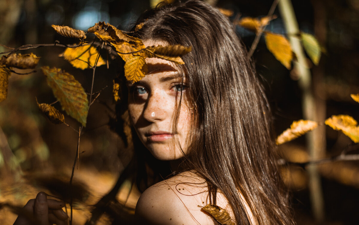 Девушки летом. Демотиватор взгляд. Сьюзан коффи susan coffey. Немало девушек. Девушка с длинными каштановыми волосами.