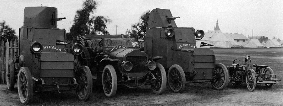 Боевые машины 1st Australian Armoured Car Section в Royal Park, Мельбурн, середина 1916 года. Слева направо: Бронированный Мерседес, машина-тендер Минерва, бронированный Даймлер и вооруженный пулеметом Новый Нортон. 