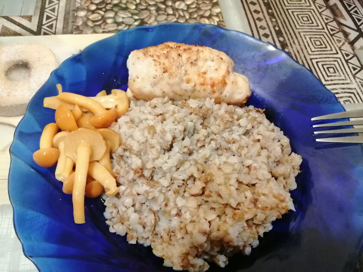 Гречка, рулетик из куриного филе с сыром и маринованные грибы