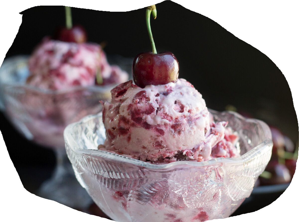 "У прошлого своё есть чувство юмора, оно пространством, как и временем грешит, пока о прошлом в тишине ночной я думала, уж утро будущего в окна мне стучит..."