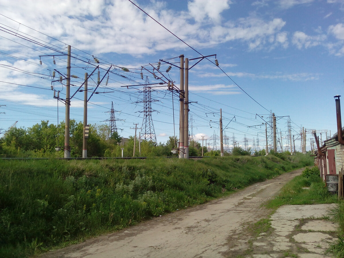 Ж.-д. перегон "Зоринский" — "Трофимовский-2-Товарный". Вид в сторону ж.-д. станции "Зоринский". Справа: - ГСК "Железнодорожник". (Фото автора).