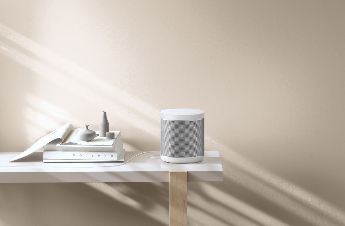 В дизайне Xiaomi Mi Smart Speaker нет ничего лишнего. Стильная колонка не будет выбиваться из интерьера. Фото: fastbox.su