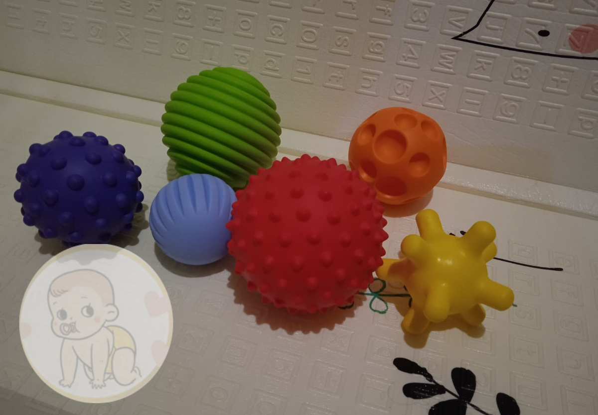 Красный мячик с шипами, зеленый похож на улей, а оранжевый мне напоминает планету с кратерами.