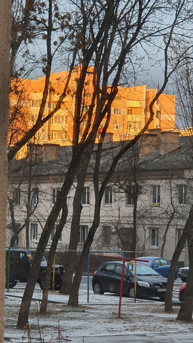 Минский закат отражённый 7 января 2022 года. Фото by Solnolita.