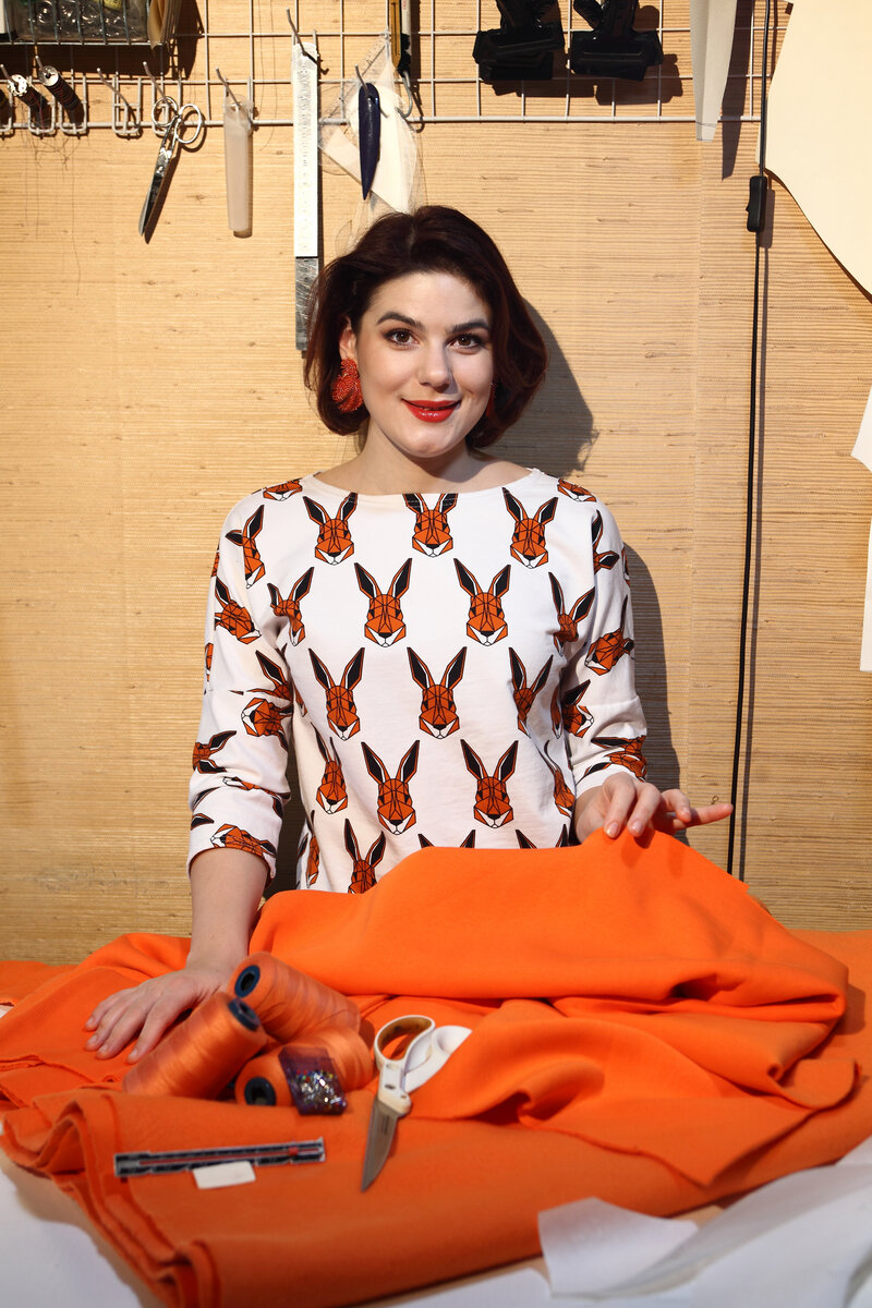 С вами Дизайнер и Блогер Яна Левашова. Уже с завтрашнего дня вы сможете посмотреть видео, где я шью свитшот на Китайский Новый год! Выбрала оранжевый футер с начёсом.