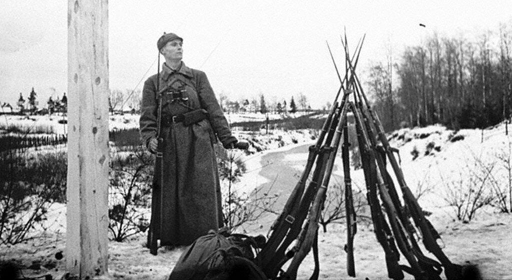 Пограничник Золотухин на посту у заставы финнов Белоострова. 1939 г. 