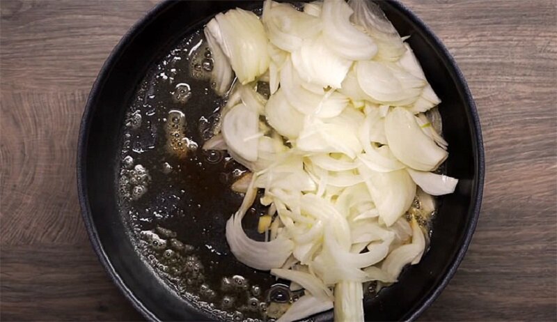 Куриная печень в сметане – необычное и очень вкусное блюдо