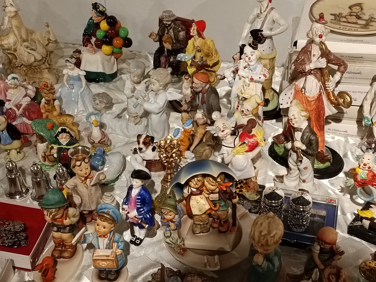 Статуэток было довольно мало, всего пара прилавков 