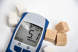 Сахарный диабет 2 типа относится к заболеваниям, при которых нарушается обмен углеводов, а именно - глюкозы, которая является основным источником энергии в нашем организме. В большинстве случаев нарушение обмена происходит из-за снижения восприимчивости клеток к инсулину (инсулинорезистентности) - гормону, с помощью которого клетки усваивают глюкозу. Поэтому глюкоза, вместо того, чтобы поступать в клетки, начинает накапливаться в крови, приводя к развитию диабета.