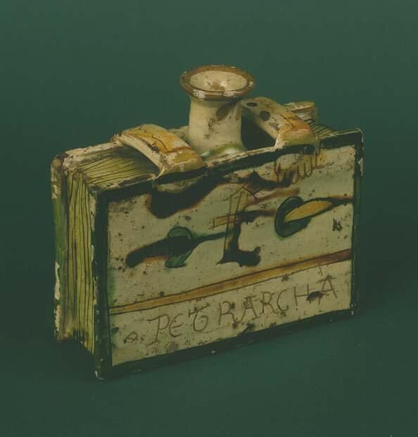 
Фляга в виде томика Петрарки
Северная Италия, XV в.
Полумайолика, свинцовая глазурь