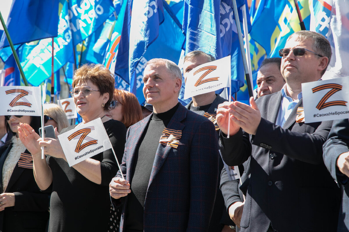 А. Пономаренко, В. Константинов,  В. Бобков среди участников митинга