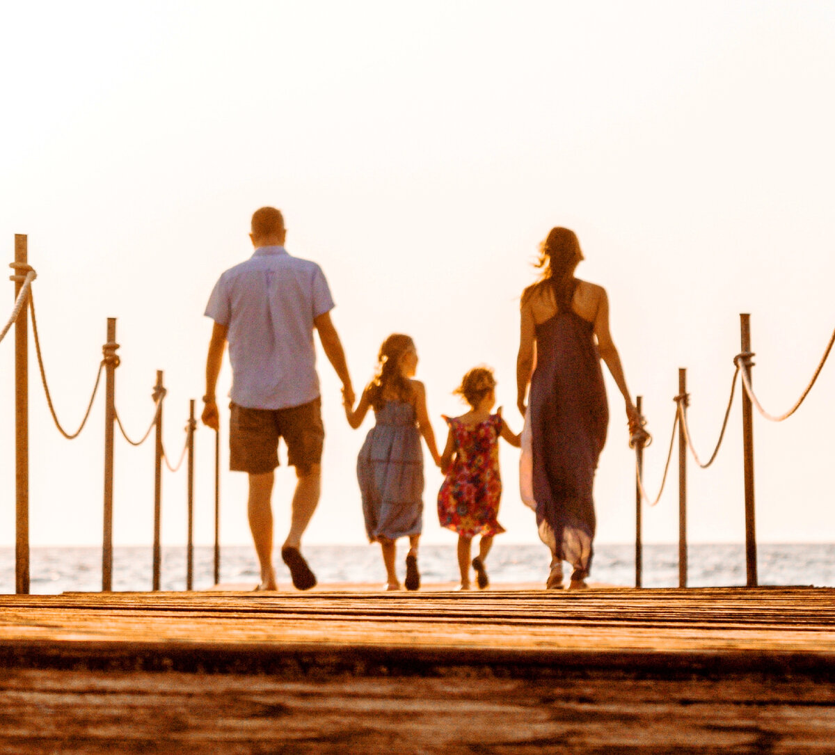 семья на прогулке