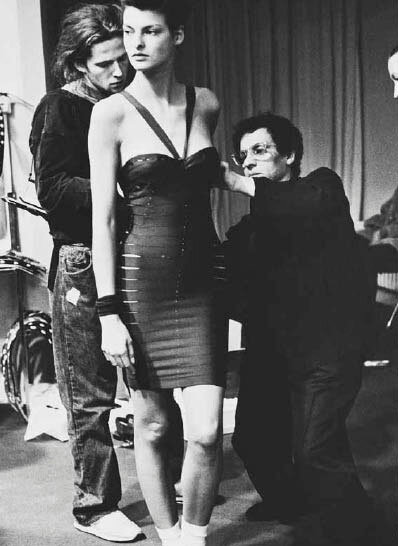 Ева Евангелиста в бандажном платье от дизайнера