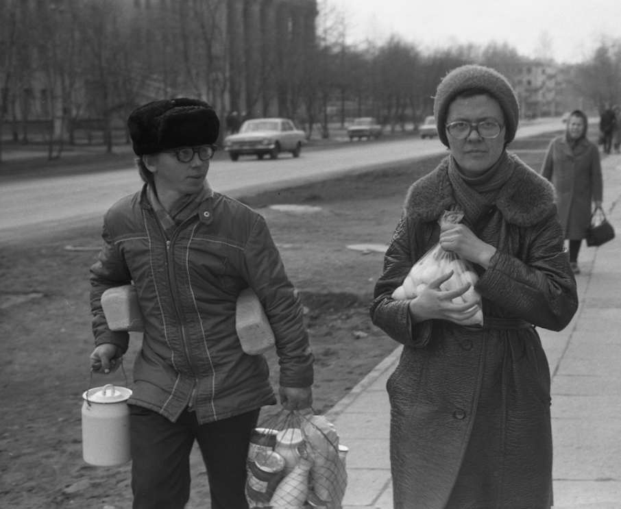 Попал в мир ссср. Советские люди. Советские люди с авоськами. Советские дети с авоськой. Советский гражданин.