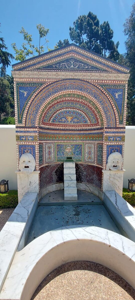 Восточный сад. Фонтан. Фото из личного архива автора. Июнь 2022.