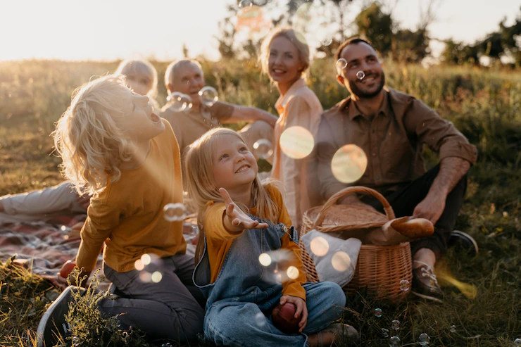 https://ru.freepik.com/free-photo/full-shot-happy-family-outdoors_16689007.htm#query=happy%20family&position=24&from_view=keyword