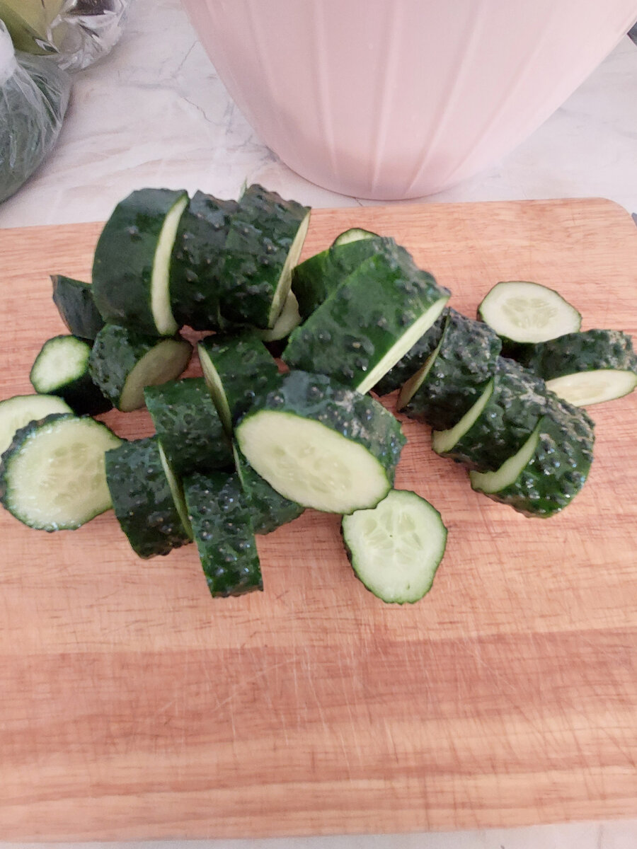 Огурцы порезать колечками, но это кому как нравится.