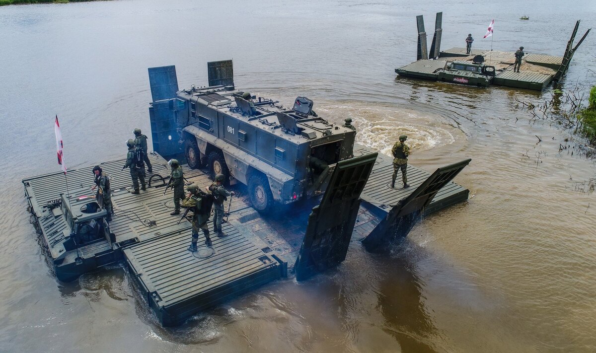 навести паром. понтонный мост нжм 56. понтонно-мостовая переправа. навести паром. морской паром.