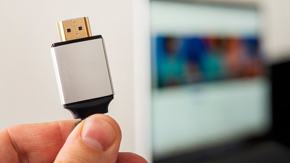 Это самый простой вариант: вам нужен только HDMI-кабель. По факту телевизор превращается во второй монитор компьютера — дёшево и сердито. Но пользоваться такой конструкцией будет не очень удобно.