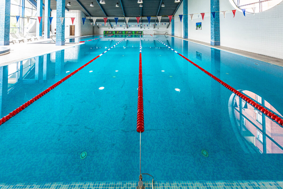 Выбрала фитнес-клуб Икс Фит с большим бассейном. Листайте вправо, там много фоток. 