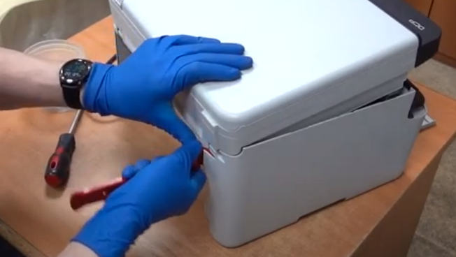 Поддеваем боковую крышку сзади