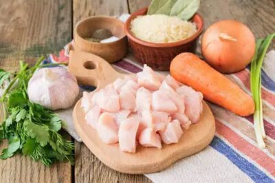 Промойте в воде грудку и просушите сухой салфеткой. Снимите возможную плёнку с мяса и нарежьте филе курицы на небольшие куски.