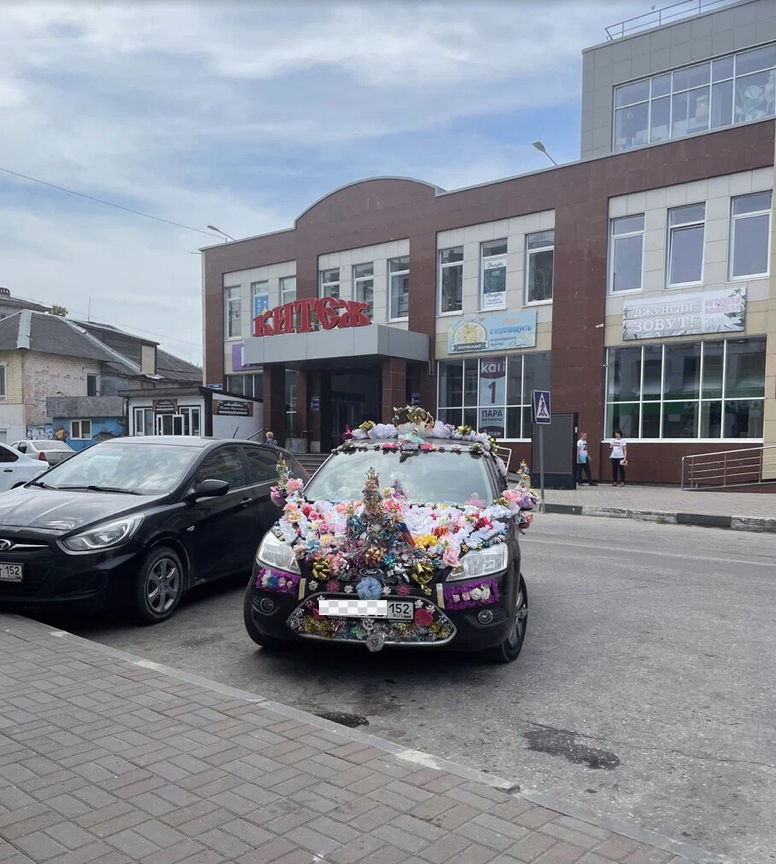 Свадебный автомобиль на улицах города