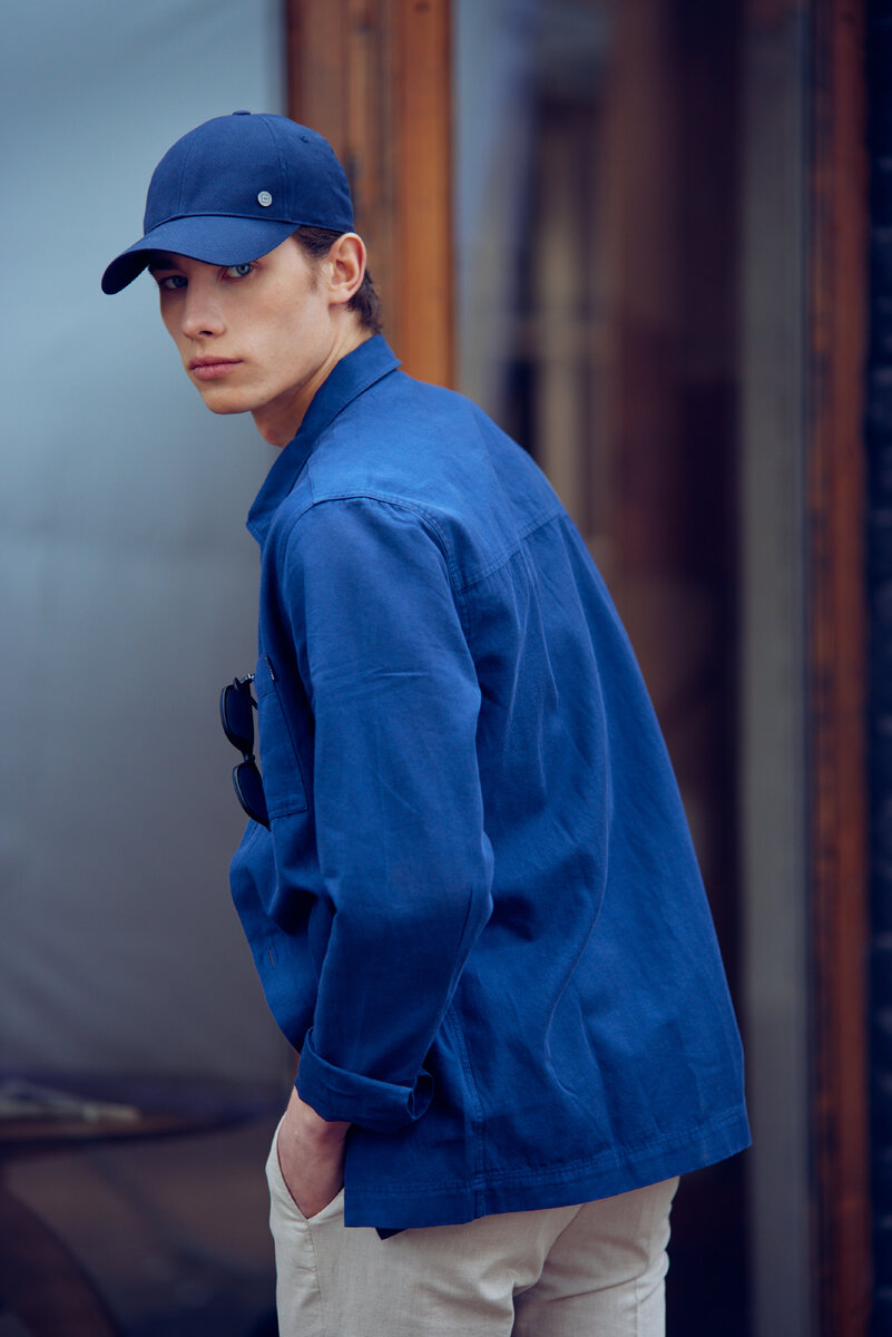 Рубашка однотонная, длинный рукав, прямой силуэт, манжета на пуговицах SHL-1892-N NAVY; Брюки чинос, хлопковые, однотонные, узкий силуэт TR-0412 LBEIGE; Бейсболка текстильная, с микро орнаментом HT-0257 NAVY