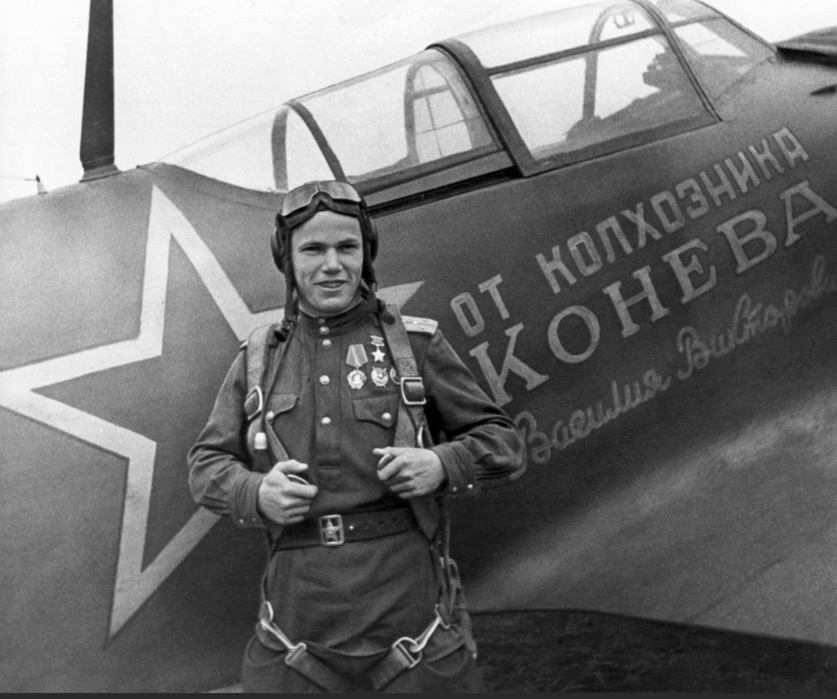 Герои летчики истребители. Иван Кожедуб летчик. Кожедуб Иван Никитович самолет. Кожедуб Иван Никитович ла 5. Лётчик- АС Иван Никитович Кожедуб.