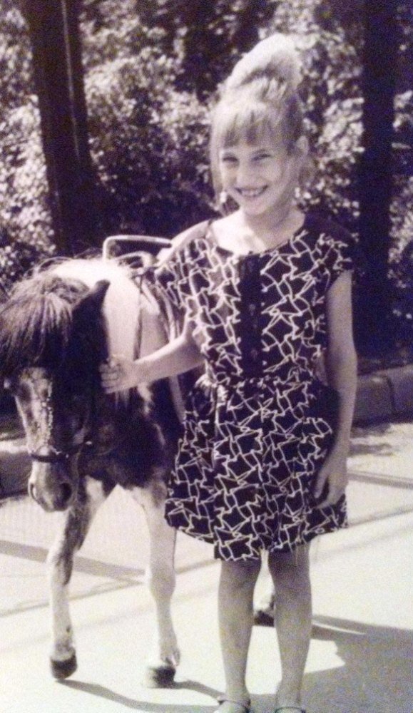 Тоже я. Серёжки, которые здесь, покупали вместе с Катькой. Так и носили одинаковые)