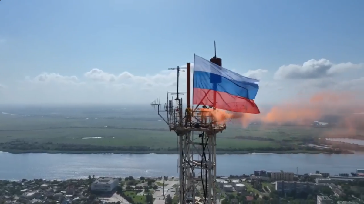 Российский флаг 6х4 метра водрузили на телевышку в Херсоне. 