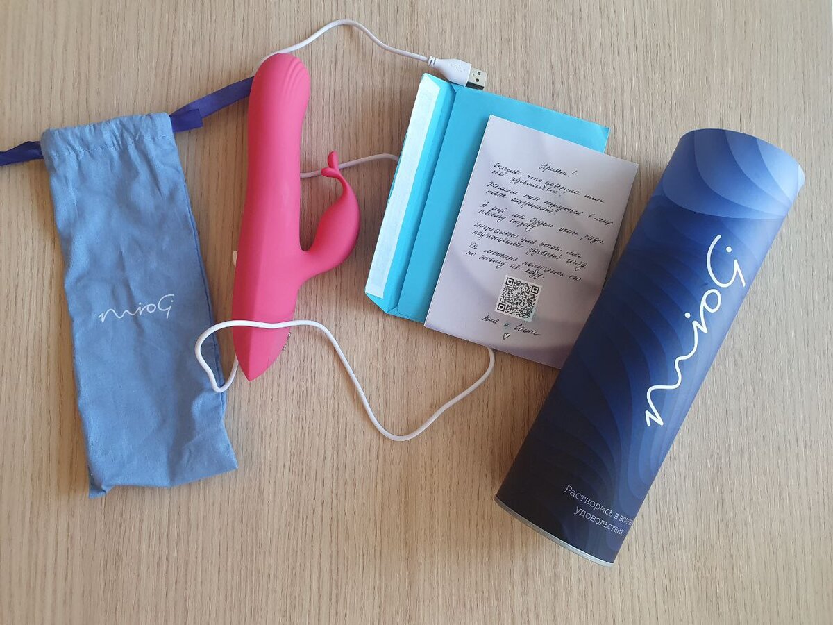 Комплектация. Инструкция положена в конвертик и оформлена в виде открытки с "рукописным" текстом на заднике. Очень мило!