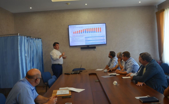 Олег Николаенко выступает перед депутатами (Фото: пресс-служба Воронежской городской Думы) 