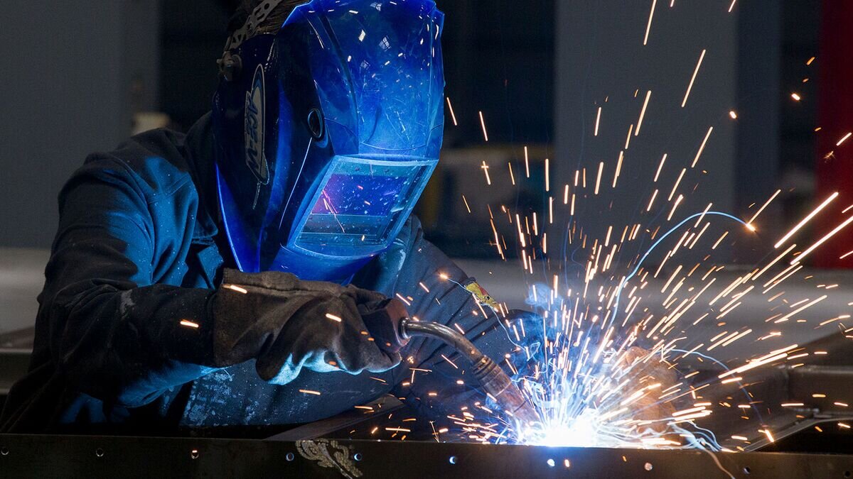    Сварщик во время сборки нового подвижного состава на Демиховском машиностроительном заводе в Орехово-Зуевском районе Московской области© РИА Новости / Виталий Белоусов