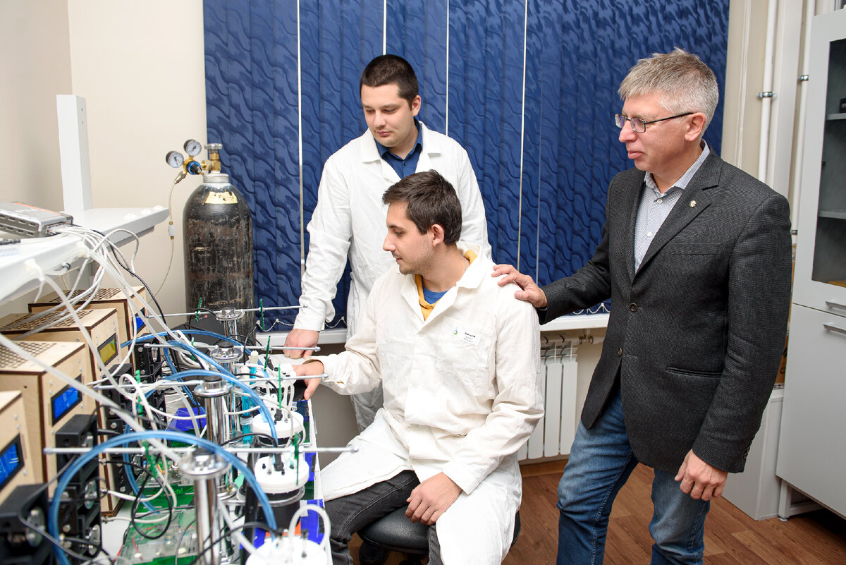 Уникальная научная установка разработана под руководством заведующего кафедрой «Автоматизация» ДГТУ Александра Лукьянова при участии двух сотрудников кафедры – аспиранта 1-го года обучения Данила Донского и аспиранта 3-го года обучения Мирослава Вернези.