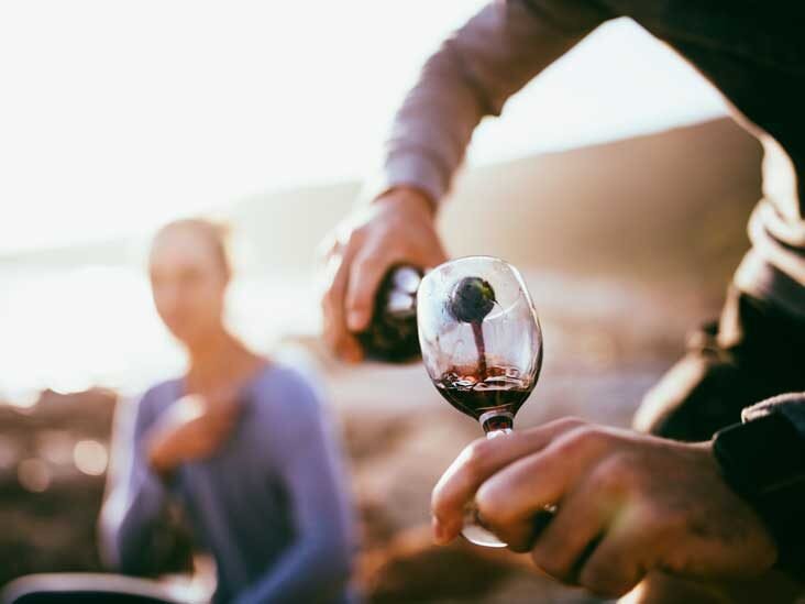 Красное вино в бокале