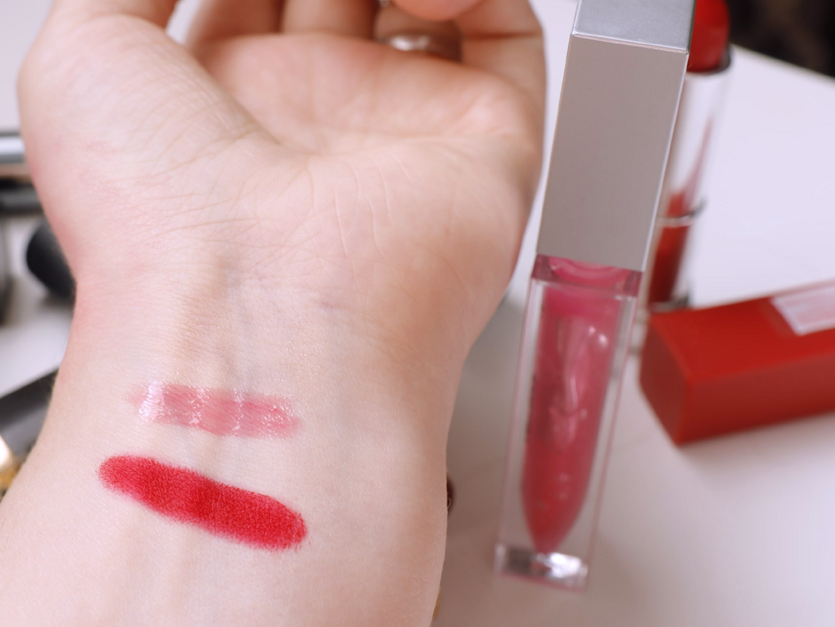 Помада с первого раза перекрывает оттенок кожи, а оттеночный блеск с этим никогда не справится