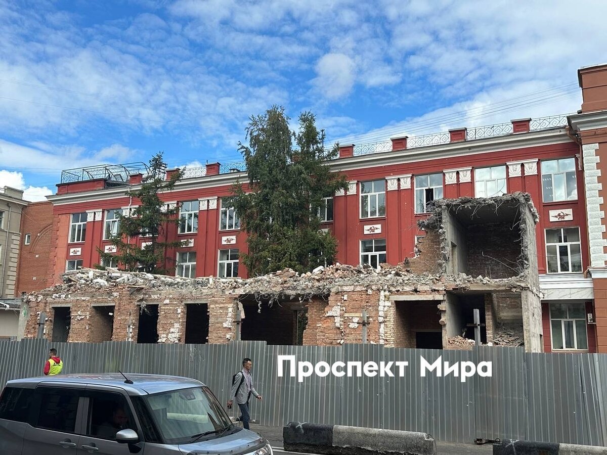 Показываем, как сейчас выглядит «Кантри». Там почти снесли второй этаж