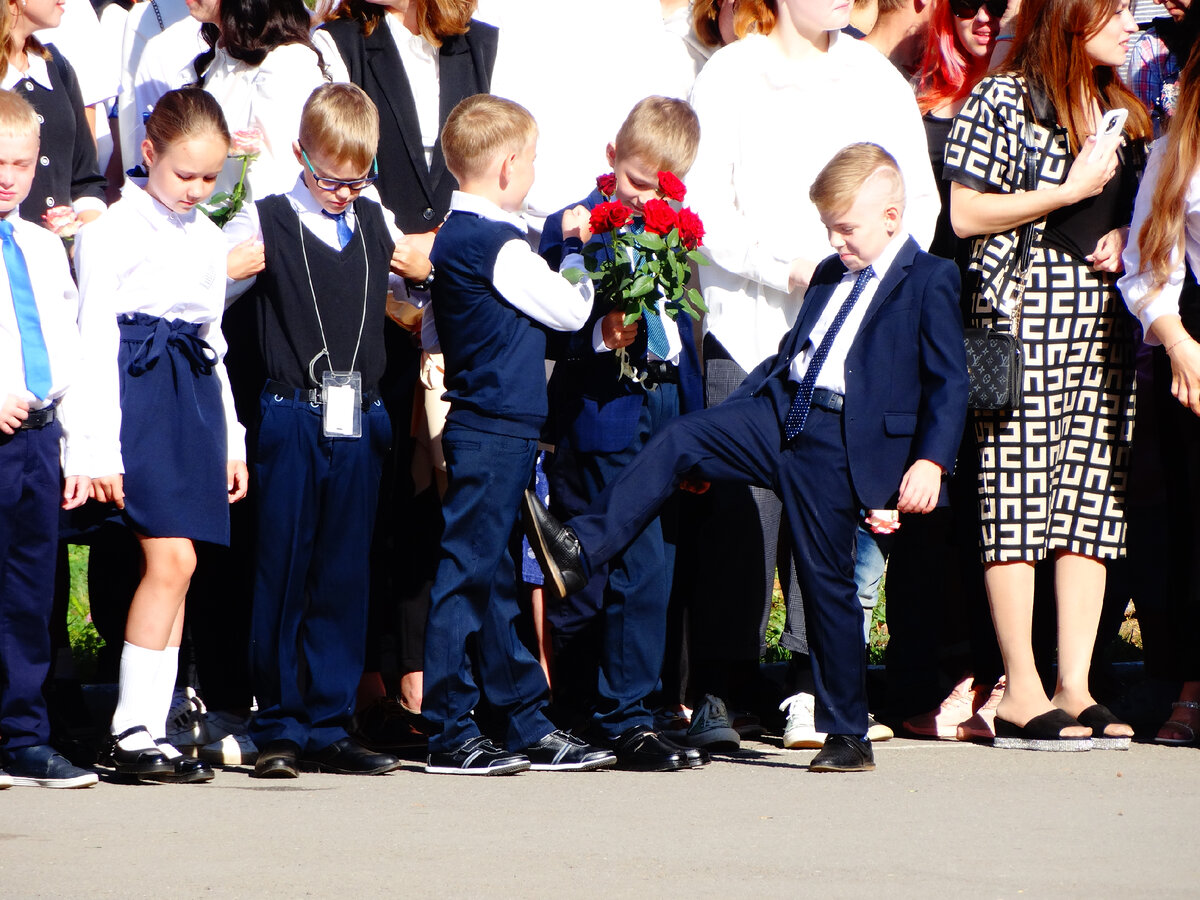 Мой бандит с задранной ногой)