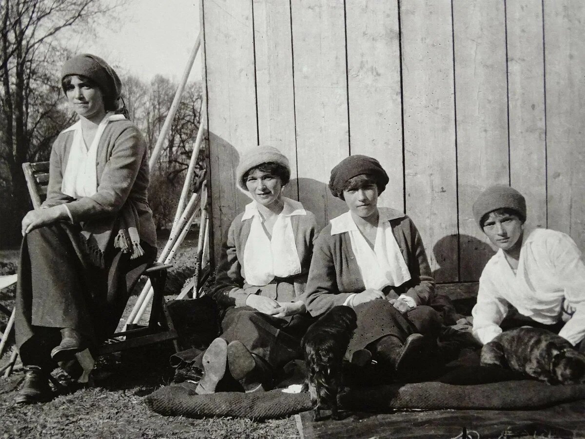 Ссылка фотографии. Царская семья Романовых в Тобольске 1918. Семья Николая 2 Романова в Тобольске. Великие княжны Романовы дочери Николая 1917. Семья Николая 2 в Царском под арестом в Тобольске.