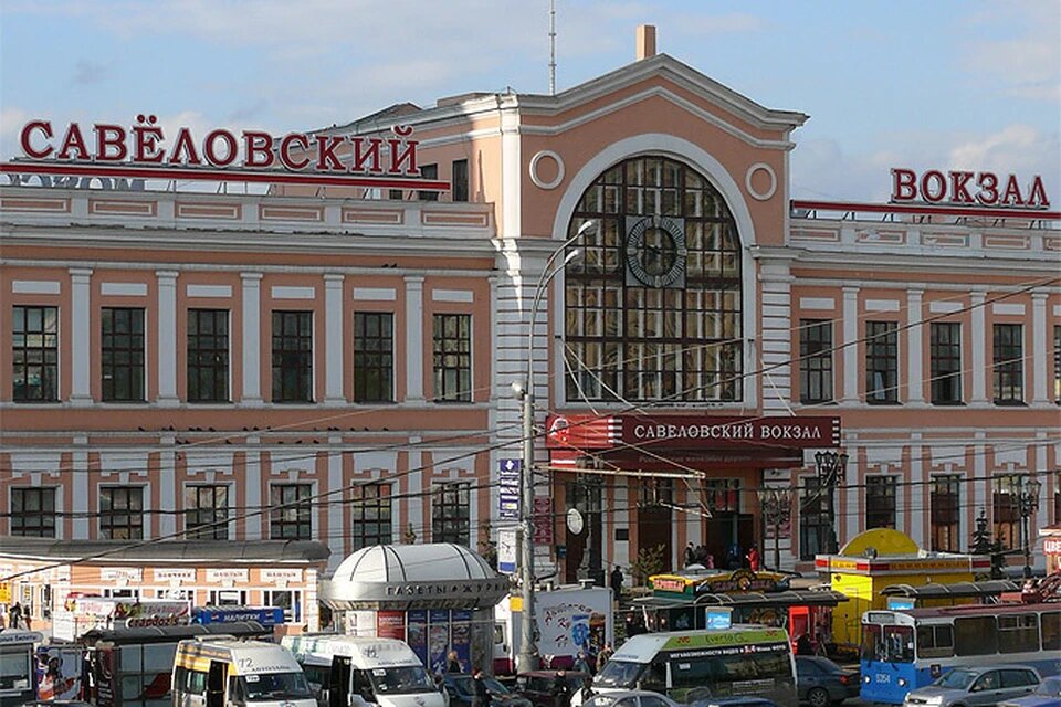 это фото более позднего времени, уже без одноруких бандитов, но ещё с ларьками и троллейбусами :)