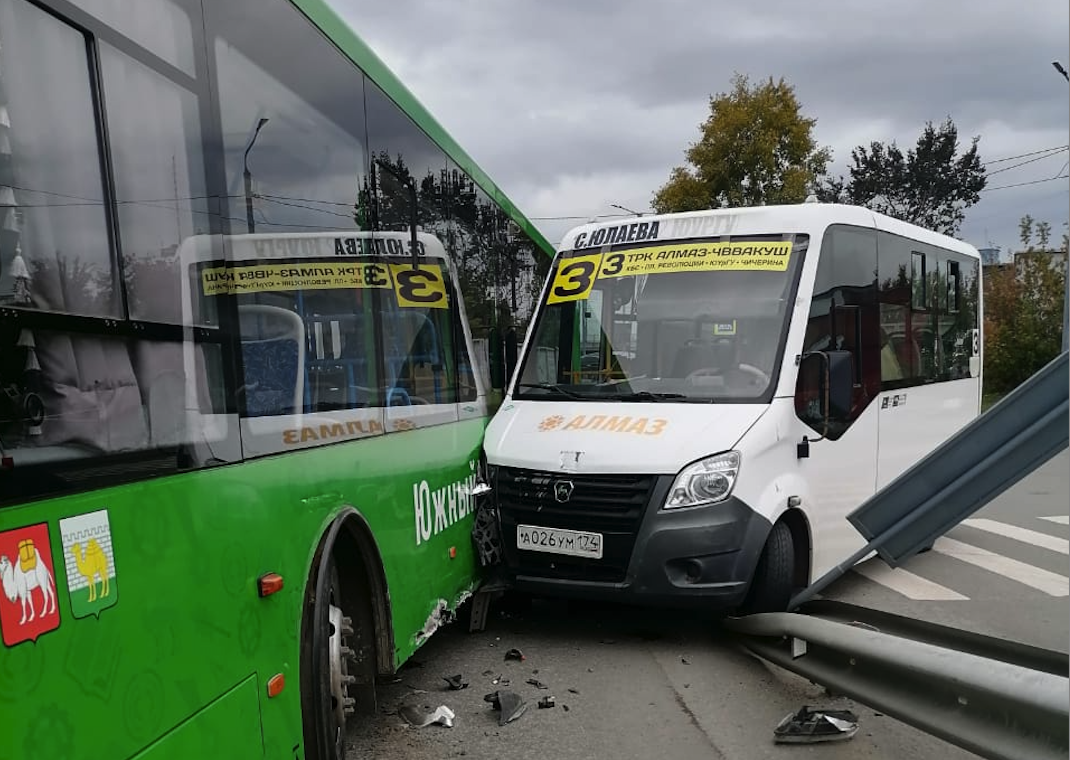 В Челябинске маршрутка с пассажирами врезалась в автобус | Русский компас |  Дзен