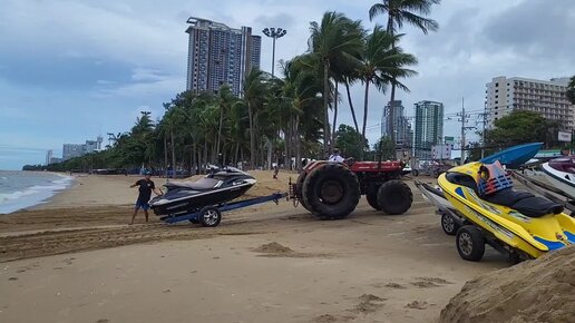 Паттайя. Завтрак в отеле Grand Jomtien Palace. Прогулялись по берегу моря и понаблюдали за спуском катеров на воду.