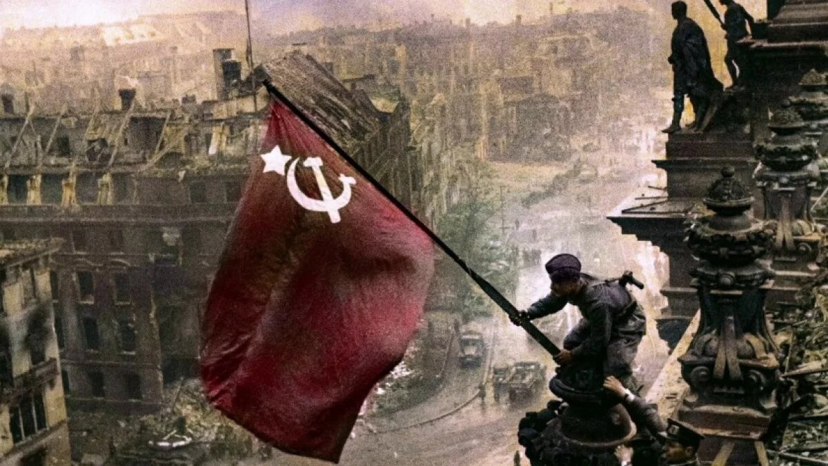 Знамя Победы над Рейхстагом. 1945. Евгений Халдей.