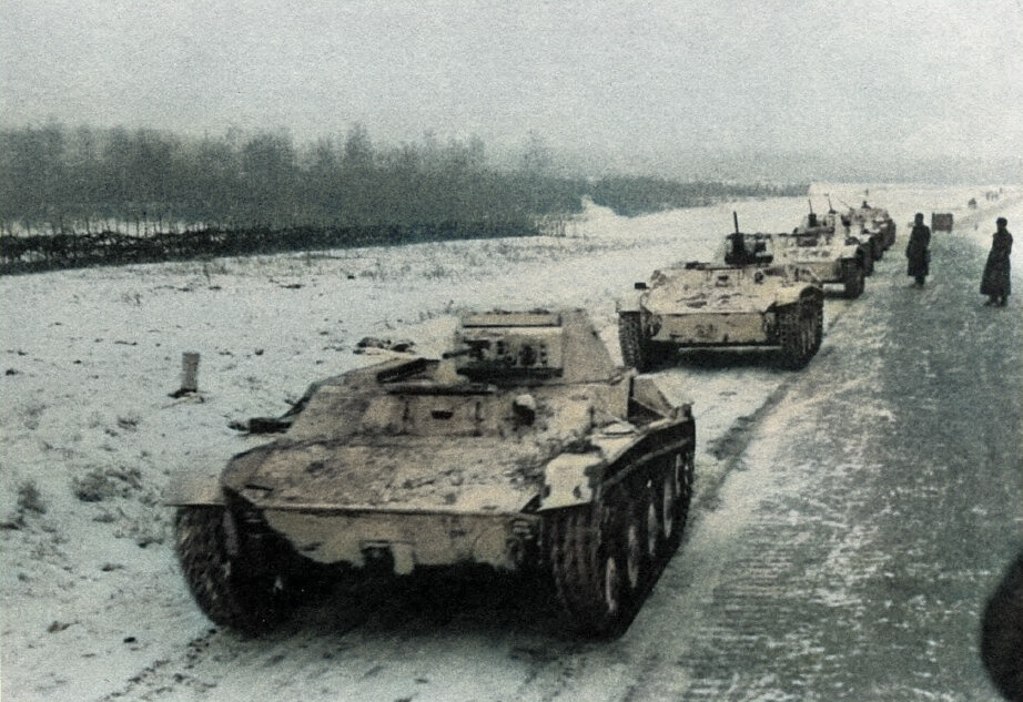 Колонна легких советских танков Т-60 на марше