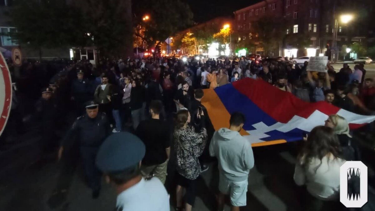     За помощью медиков обратились как полицейские, так и гражданские лица.